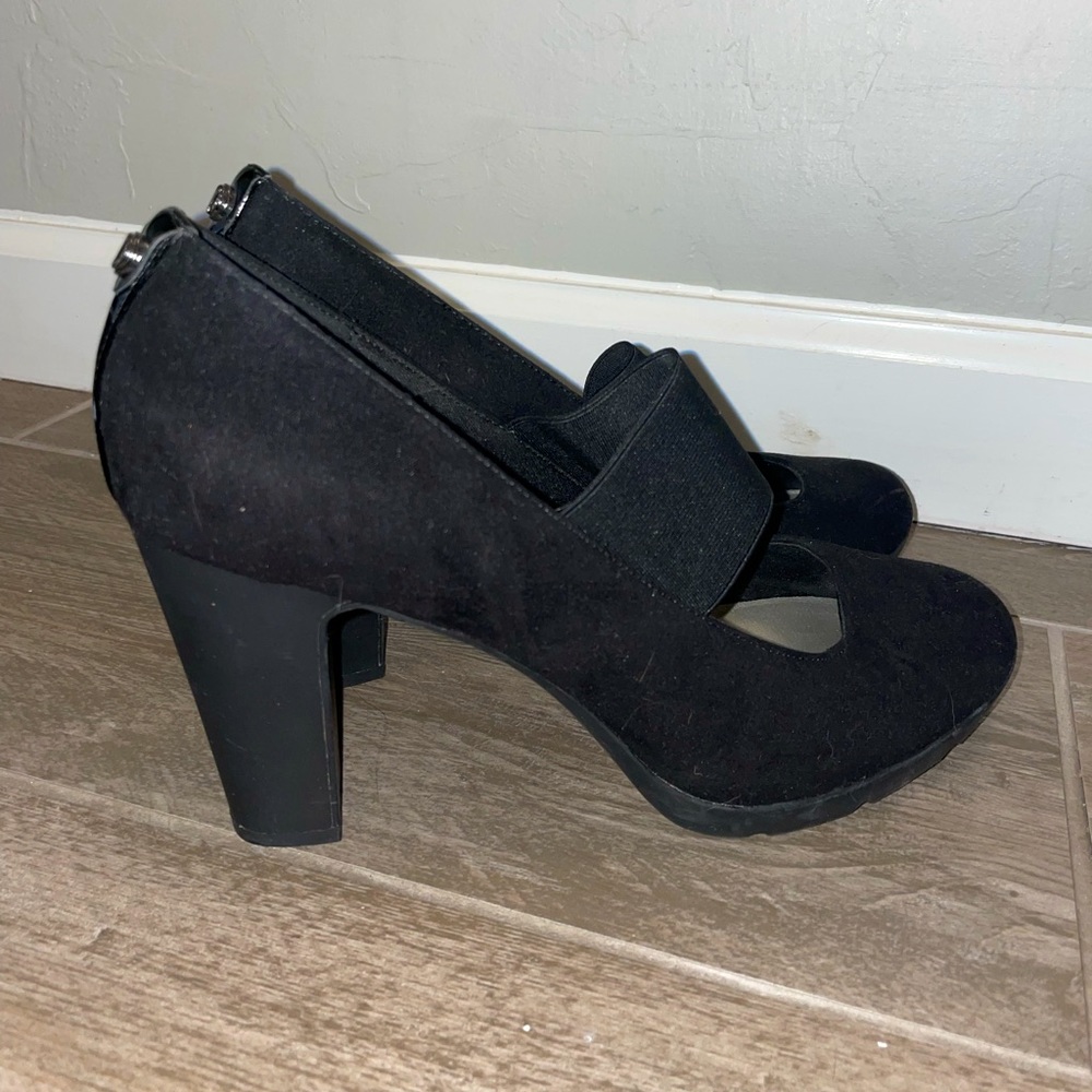 Mary Jane style stretch strap heel pump